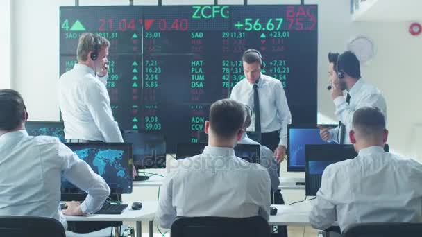Группа биржевых брокеров, активно работающих на фондовой бирже — стоковое видео