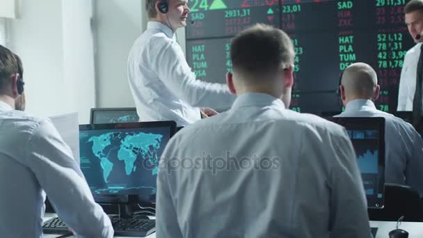 Groep van Stockbrockers actief op de beurs — Stockvideo