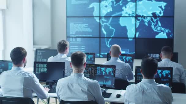 Team IT Security Professional Lavorare in una luminosa sala di monitoraggio piena di display — Video Stock