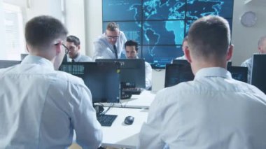 Profesyonel parlak oda izleme çalışma dolu güvenlik görüntüler ile takım