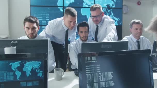 Team IT Security Professionel Arbejder i Bright Monitoring Room Fyldt med skærme – Stock-video