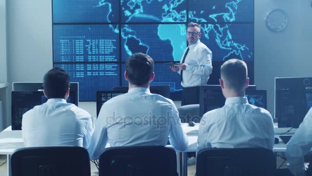 Rede de TI Segurança Profissional dando apresentação ao seu colega — Vídeo de Stock