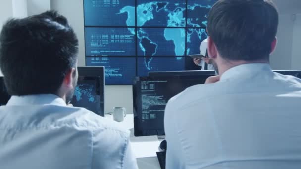 IT Security Professional geeft presentatie aan zijn collega-netwerk — Stockvideo