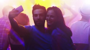  Genç erkek ve kadın birlikte, işi Selfie gece kulübünde dans.