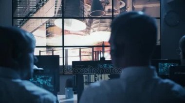 Bir grup insan içinde misyon Control Center görüntüler ile kutlama başarılı roketi dolu. Nasa tarafından döşenmiş bu görüntü unsurları