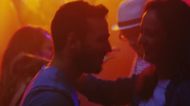 People Dancing, Having Fun and Raising Hands in Nightclub. Jeune homme et jeune femme dansant ensemble . — Video