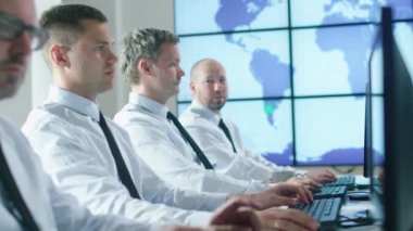 Bu ekibin parlak ofisindeki bilgisayarlar, çalışmakta olan profesyonellerin katılması.