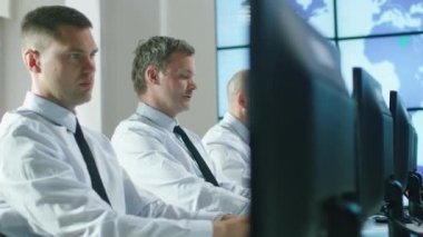 Bu ekibin parlak ofisindeki bilgisayarlar, çalışmakta olan profesyonellerin katılması.