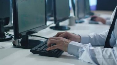 Parlak ofisindeki bilgisayarlar çalışan profesyonelleri ekip. Grafiklerle çalışma adam.