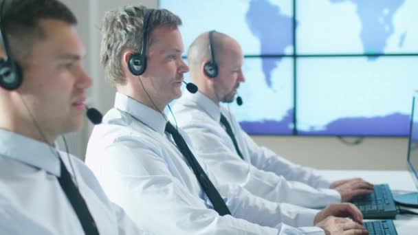 Team di professionisti dell'assistenza clienti nell'ufficio Call Center — Video Stock