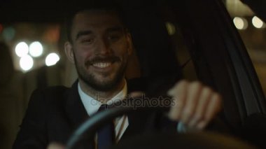 Bir araba gece City sokaklarında mutlu gülümseyen iş adamı.