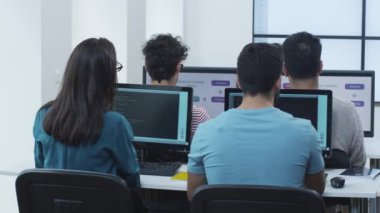 Bilgisayar sınıfı programlama öğrenme öğrenci grubu