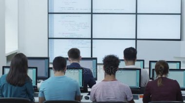 Grup öğrenci ders içinde bilgisayar sınıfı hakkında.