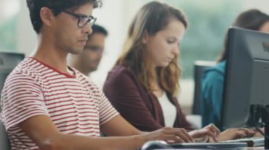 Grup öğrenci sınıfta bilgisayarlar üzerinde çalışıyoruz.