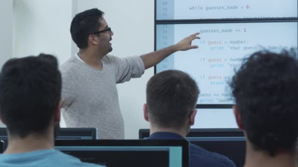 Professor Falando sobre Programação em Palestra em Aula de Computação — Vídeo de Stock