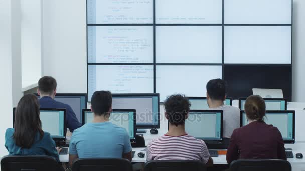 Groupe d'étudiants sur la conférence en classe d'informatique . — Video