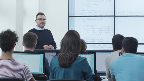 Studentka zvyšovat ruku odpovědět na otázku během přednášky v počítačové učebně — Stock video