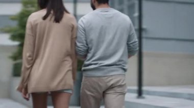 Genç kadın adamı takip atış ve çoğu Walking and Talking kentsel ortamda.