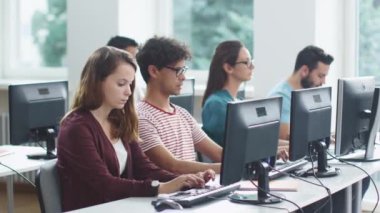 Grup karışık yarış ders sırasında bilgisayarda çalışma öğrenci.
