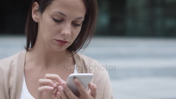 Jeune femme attrayante en utilisant le téléphone mobile en plein air .