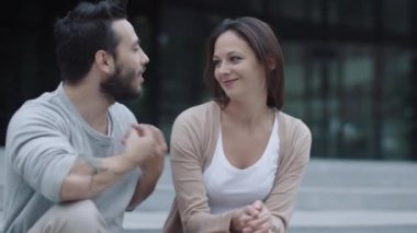 İletişim açık havada genç mutlu gülümseyen erkek ve kadın vardır.