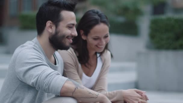 Ung glad leende mannen och kvinnan är kommunicera utomhus. Slow Motion Shot. — Stockvideo