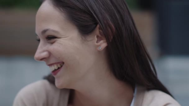 Young gelukkig glimlachende Man en vrouw zijn communiceren buitenshuis. Close-up, Slow-Motion Shot. — Stockvideo
