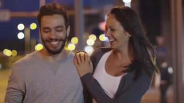 Gece şehir sokaklarında yürüyüş çekici mutlu çift