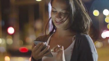 Gece Kasabasında Yürüyüş sırasında cep telefonu kullanan Çekici Kadın