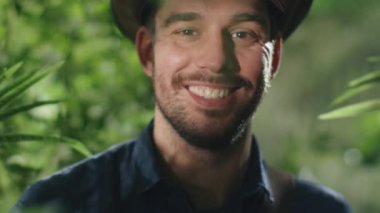 Maceracı orman orman içinde gülümseyen portresi