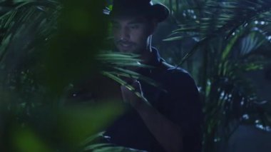 Maceracı şapkalı orman ormanda Tablet kullanma.