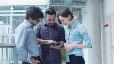 Grup öğrenci üniversite Tablet bilgisayarda arıyorum Oda toplantı yok. Görüşme.