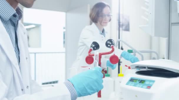 Team van multi-etnische studenten in jassen werken in laboratorium van scheikunde klas. — Stockvideo