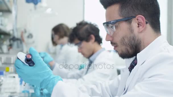 Estudante de Etnia Latina Trabalhando em Laboratório de Química — Vídeo de Stock