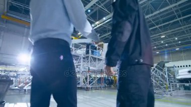 Uçak bakım işçi ve mühendis konuşmayı. Uçak seyir.
