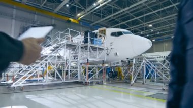 Uçak bakım işçi ve mühendis konuşmayı. Uçak seyir.