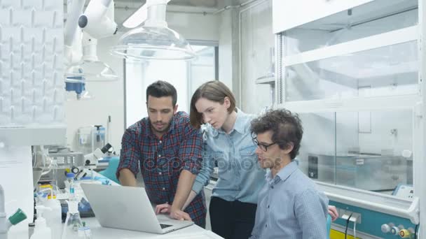 Groupe d'étudiants multiethniques utilisant un ordinateur portable dans la salle de classe du Laboratoire de chimie — Video