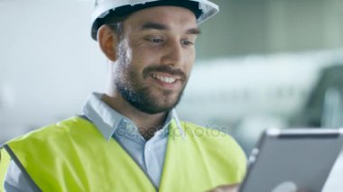 Portre uçak bakım mekanik Emanet Tablet bilgisayar kullanarak yelek