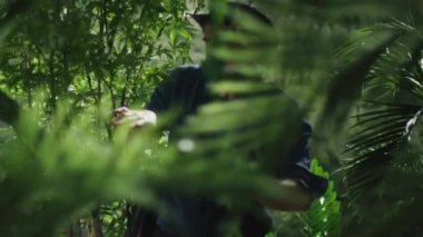 Maceracı orman orman yürüyüş şapkalı