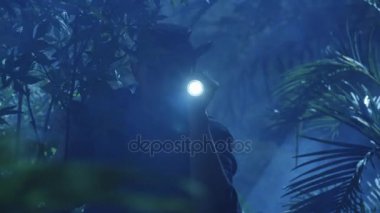 Maceraperest gece orman orman yürüyüş şapkalı. El feneri kullanma