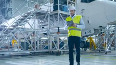 Yine de uçak bakım Terminal tebrik bir mekanik hareketli mühendisi