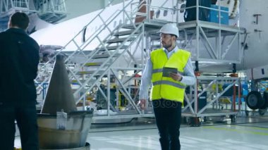 Yine de uçak bakım Terminal tebrik bir mekanik hareketli mühendisi