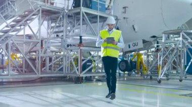 Yine de uçak bakım Terminal tebrik bir mekanik hareketli mühendisi