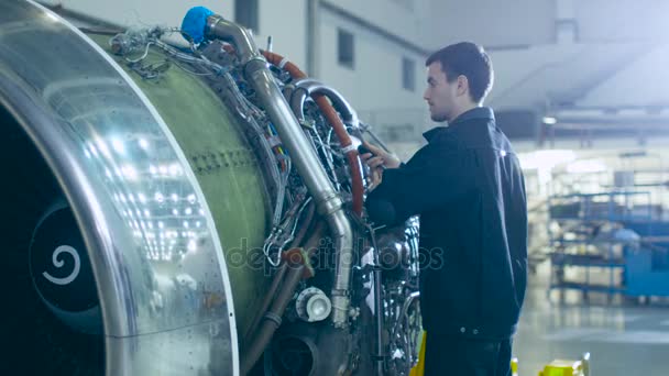 Underhåll av flygmekaniker, inspektera och arbetar på flygplan Jet motor i Hangar — Stockvideo