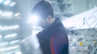 Teftiş ve hangarda uçak Jet motorunda çalışma uçak bakım makinist