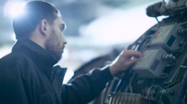 Teftiş ve hangarda uçak Jet motorunda çalışma uçak bakım makinist