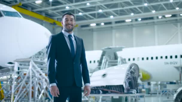 Portrait d'un homme d'affaires dans un terminal de maintenance d'aéronefs — Video
