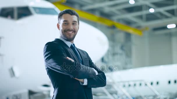 Portrait d'un homme d'affaires dans un terminal de maintenance d'aéronefs — Video