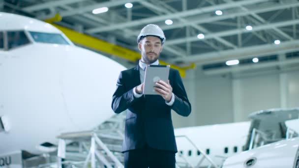 Homme d'affaires utilisant la tablette dans le terminal de maintenance des aéronefs — Video