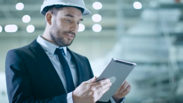 Homme d'affaires utilisant la tablette dans le terminal de maintenance des aéronefs — Video